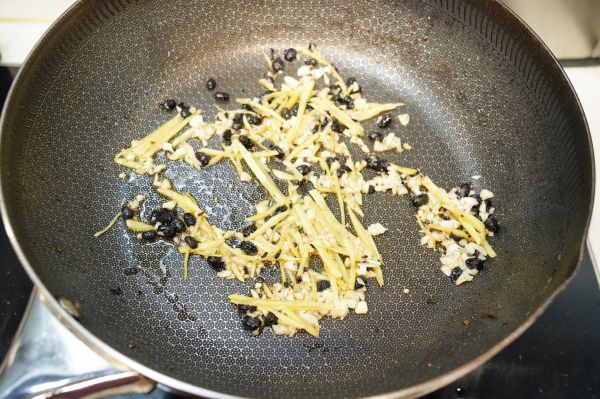 豉油焖烧鲫鱼干