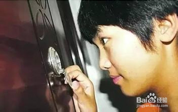 如何教孩子拒绝陌生人进门