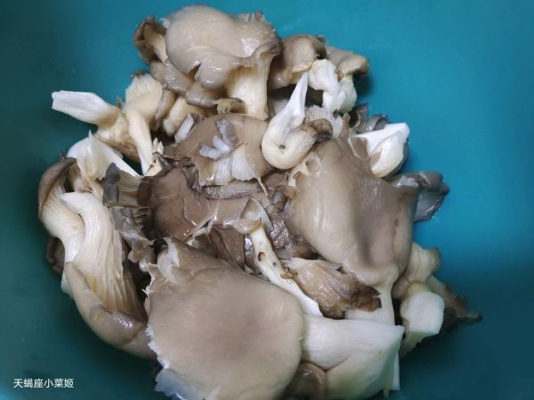 木耳平菇拌菠菜