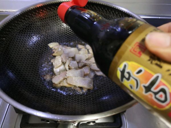 五花肉炒胡萝卜片