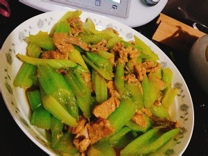 食补养生肉炒芹菜的做法