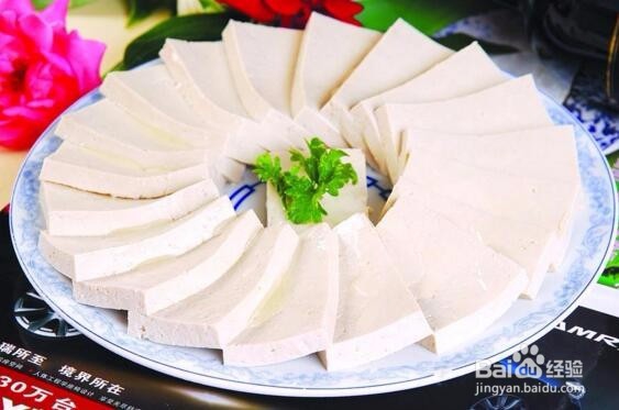 制作鲜香鱼头豆腐汤