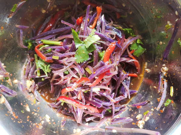 凉拌紫色土豆丝