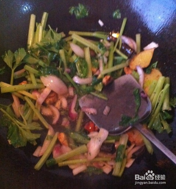 干锅虾土豆洋葱的做法
