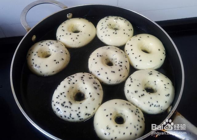 家庭自制油炸黑芝麻奶香面包