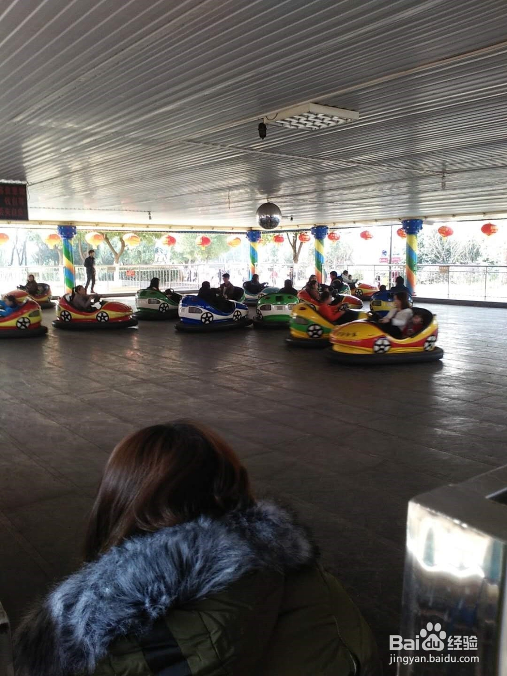 怎么带小孩体验碰碰车