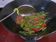 西红柿炒尖椒做法