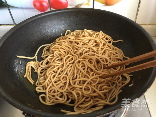 酱油炒面的做法