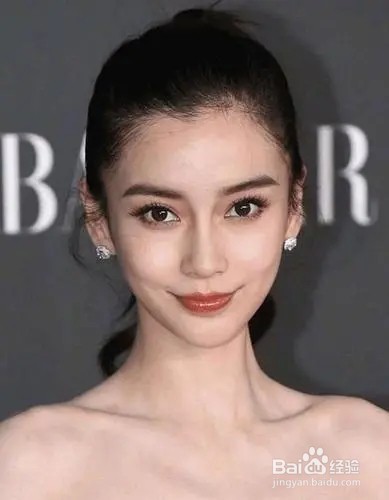 用美图秀秀怎么把大头照制作成半身正装照