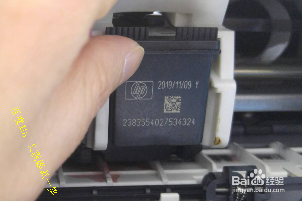 HP Deskjet 1010怎么自己更换墨盒