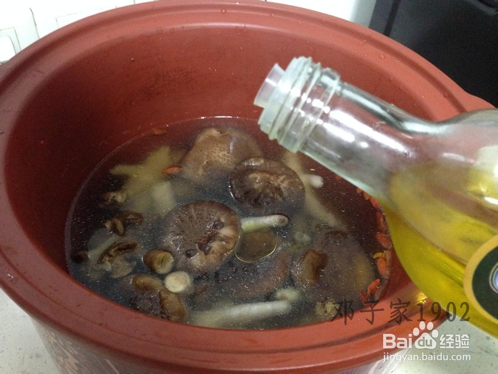 邓子家做的不油不腻好喝还美容的香菇凤爪汤