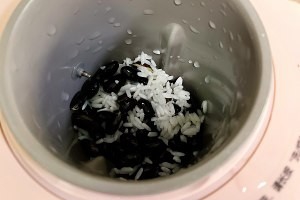 营养暖心补肾的黑芝麻黑豆米糊的做法