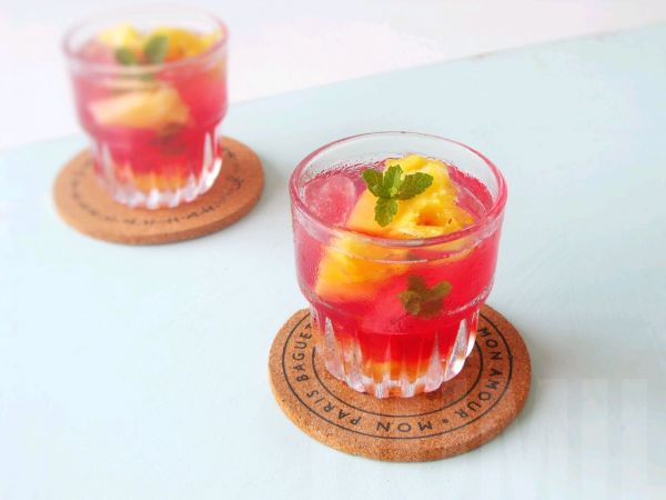 菠萝蔓越莓气泡水