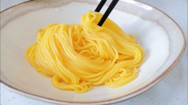 鸡蛋酱拌玉米面条