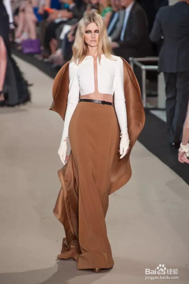 今年火热的焦糖色大衣该如何穿搭？