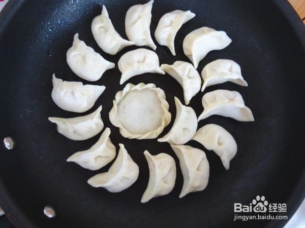 如何制作外筋里嫩的角瓜鸡蛋水煎饺