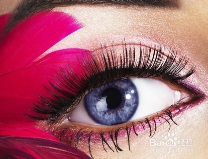 如何利用彩妆遮盖黑眼圈?