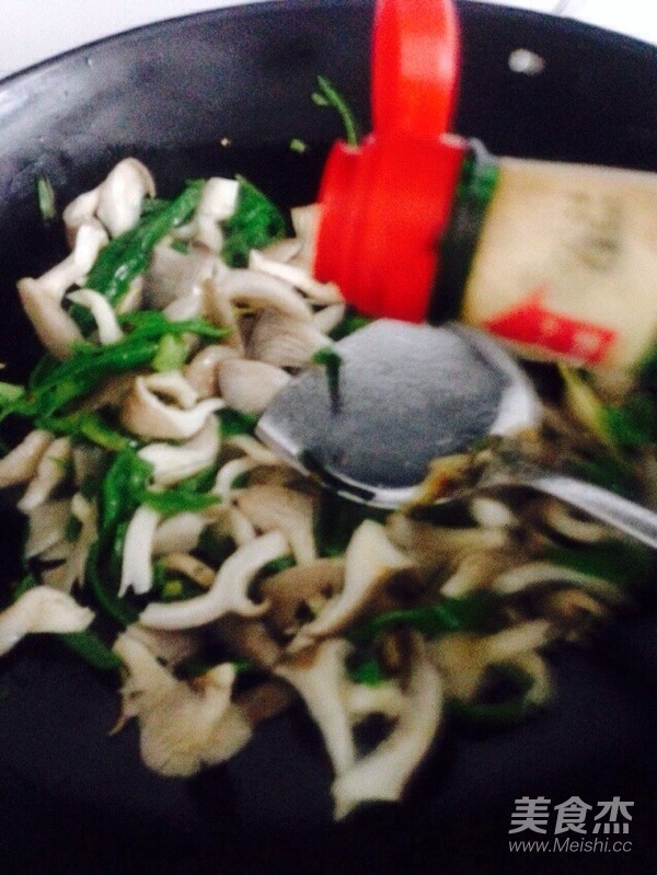 酸辣青椒炒平菇