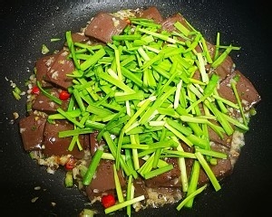 香辣滑嫩鸭血韭菜的做法