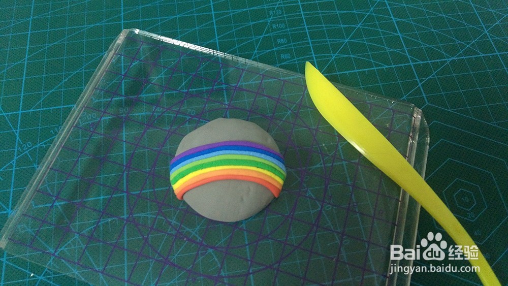 用粘土制作彩虹徽章