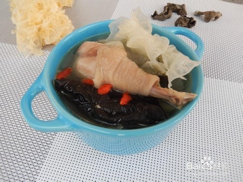 冬季多喝汤防燥：双耳鸡汤