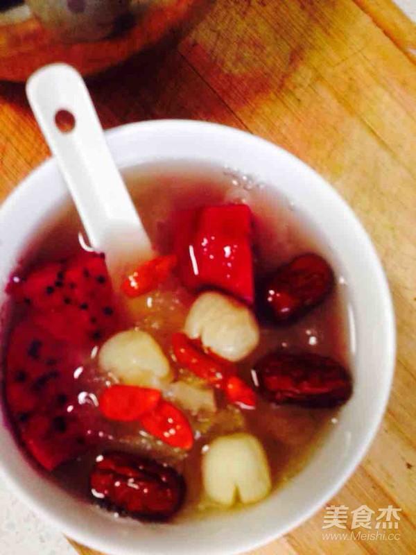 火龙果莲子桂圆红枣枸杞银耳汤