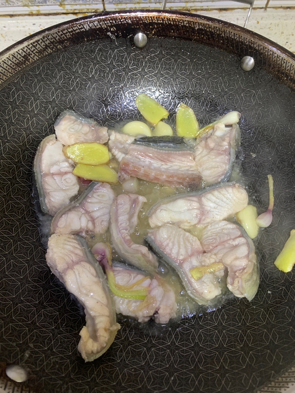 姜葱蒜子白汁焖海鳗