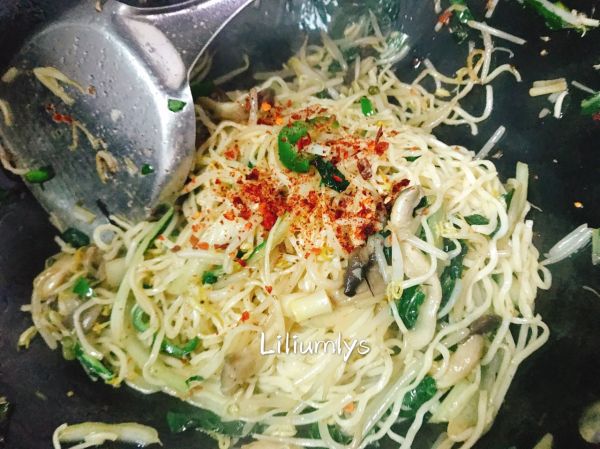 香辣平菇蔬菜炒面#10分钟早餐大挑战#