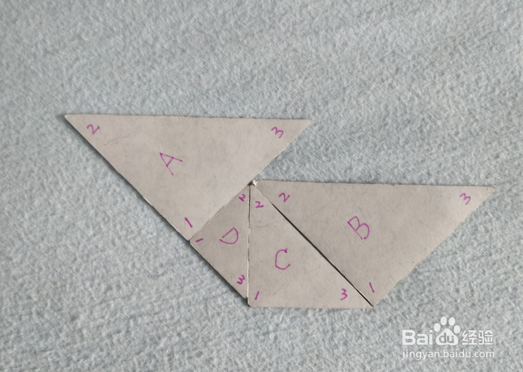 用七巧板怎样拼一个开摩托艇的游客