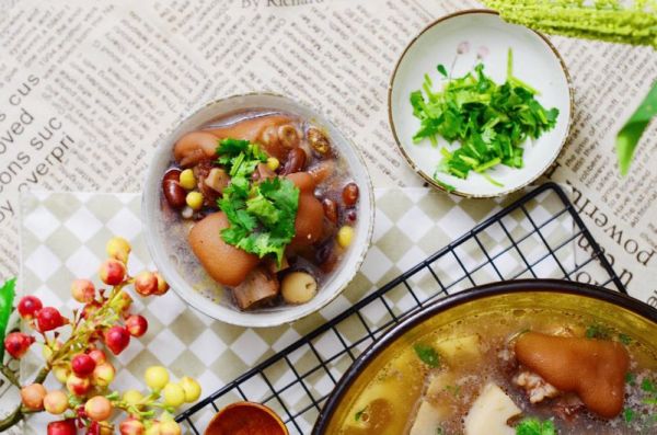 五谷猪蹄莲藕汤