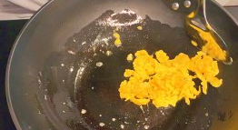 鱼香炒蛋的做法