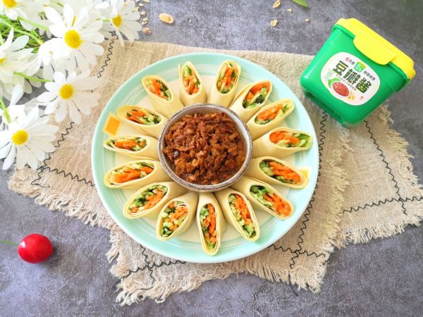 豆皮蔬菜卷蘸酱