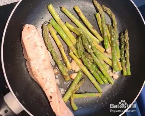 怎么做蒜煎三文鱼芦笋?低脂轻食？