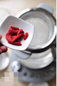 燕窝食谱---枸杞冰糖燕窝的做法