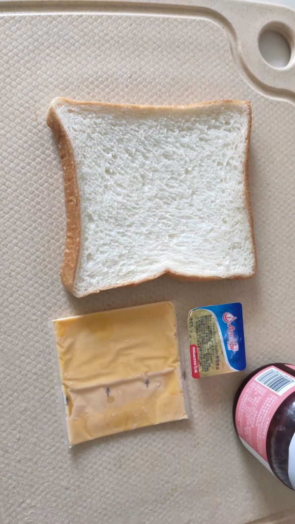 奶香草莓鸡蛋吐司