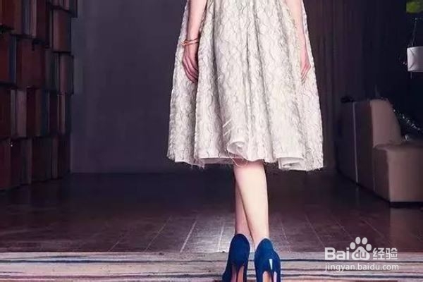 高跟鞋怎么走路自然