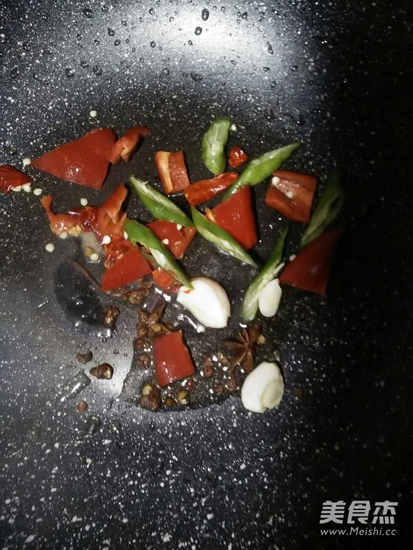 土豆炖鸡肉的做法