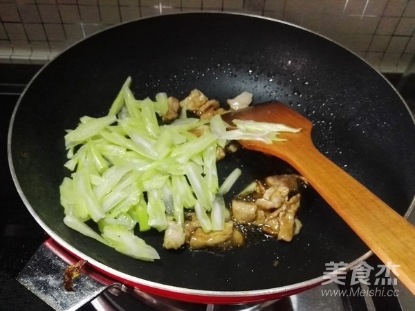 肉片花菜梗的做法