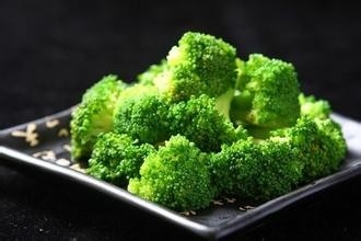 如何做出美味佳肴核桃仁炒西兰花