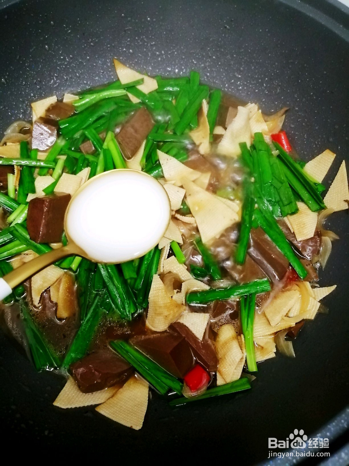 鸭血炖干豆腐的做法