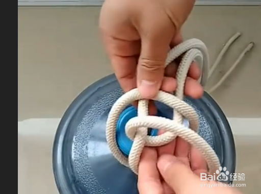 如何用绳子打出一个瓶口结？