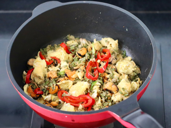 槐花鸡蛋海虹小炒