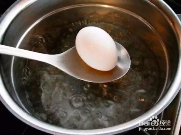 煮鸡蛋防止鸡蛋破裂的方法