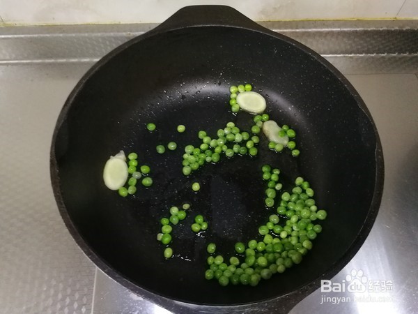 白蘑菇豌豆炒培根的做法