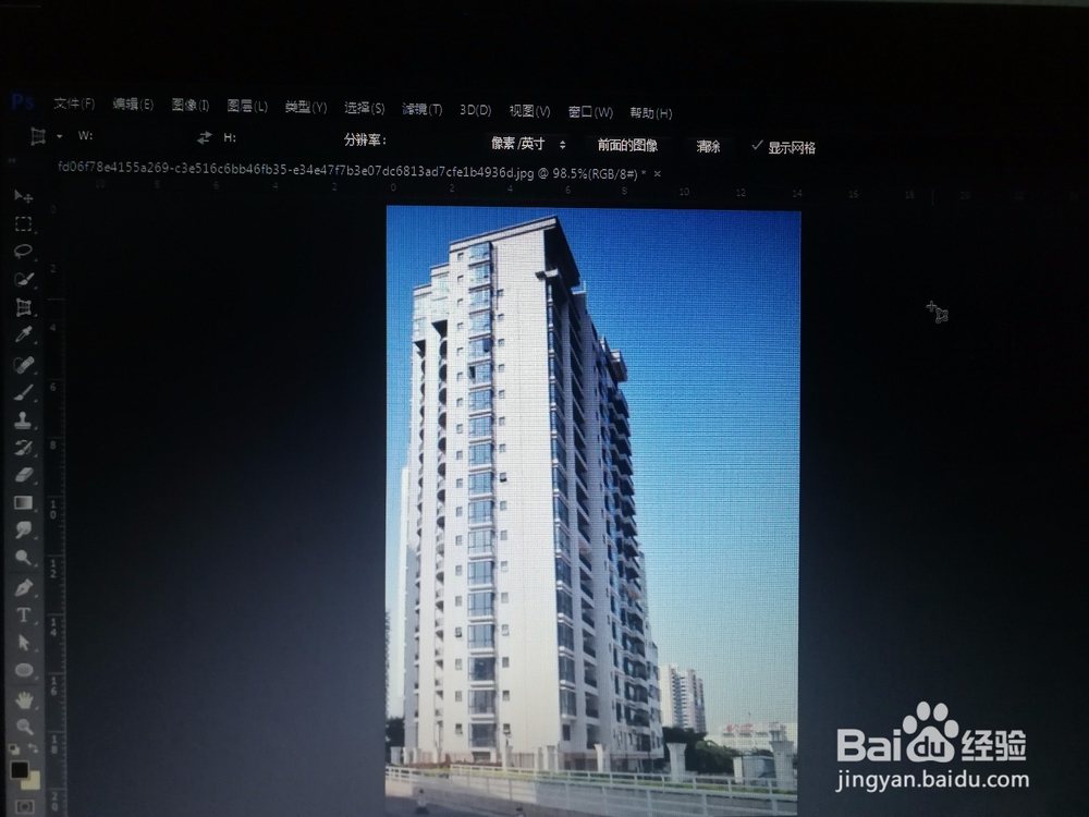 怎么使用ps处理照片中倾斜的建筑物