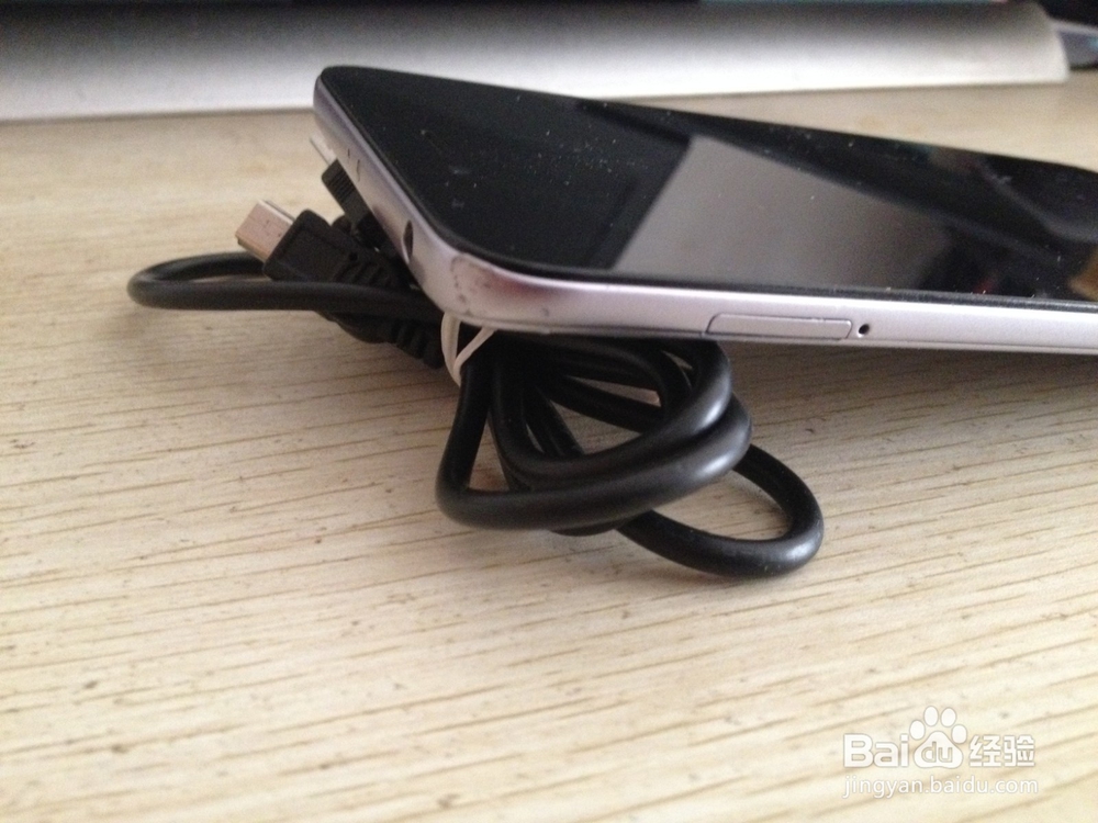 如何用数据线和数据线绑绳做简易手机支架