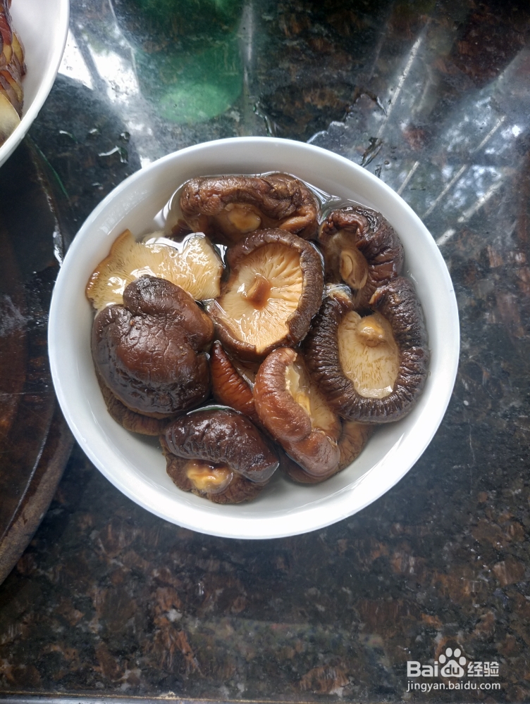 让人流口水的冬菇笋干腊肉