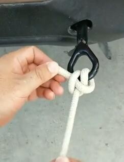 如何系拖车压扣？