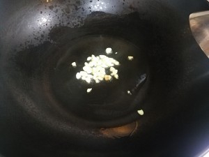 怎样做可口的西葫芦瓜炒肉末虾皮