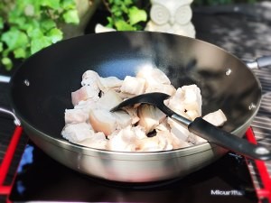 五花肉炖野笋的做法